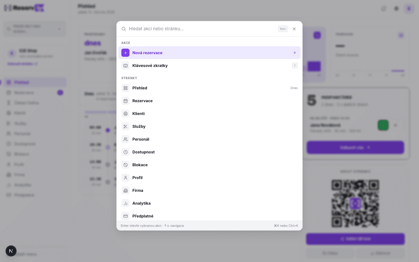 Paleta ⌘K: overlay přes celou obrazovku se vstupním polem, šipkami procházíte výsledky a Enterem otevíráte akci nebo stránku.